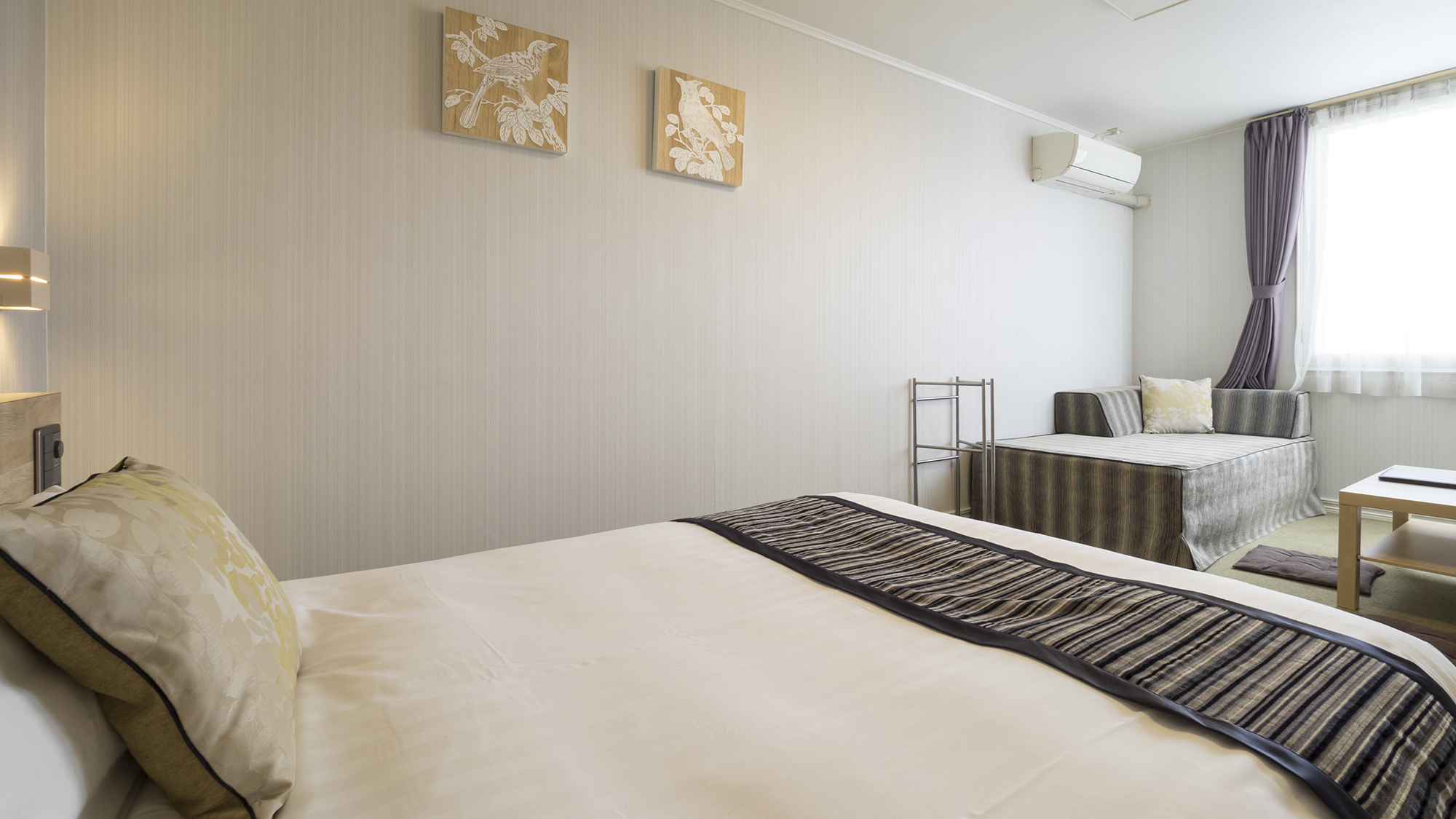 【デラックスシングルルーム】25平米/ベッド幅140cm&times;1　一例