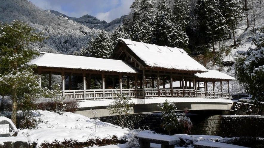 *【施設周辺】風情あふれる≪浪漫八橋≫の一つ、『ふれあい橋』冬は雪化粧され、違った趣があります。