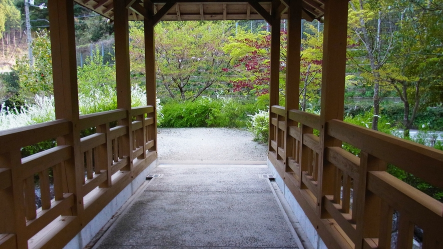 *【施設周辺】当館裏にある≪浪漫八橋≫の一つ。屋根付きの橋で日本でもとっても珍しいです♪