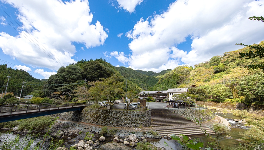 *【外観】かつての小学校を改築した当館では川遊び・田舎体験をお楽しみいただけます。