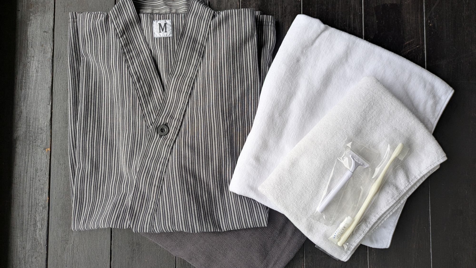 *アメニティ一例～お休み時は上下別の作務衣で～