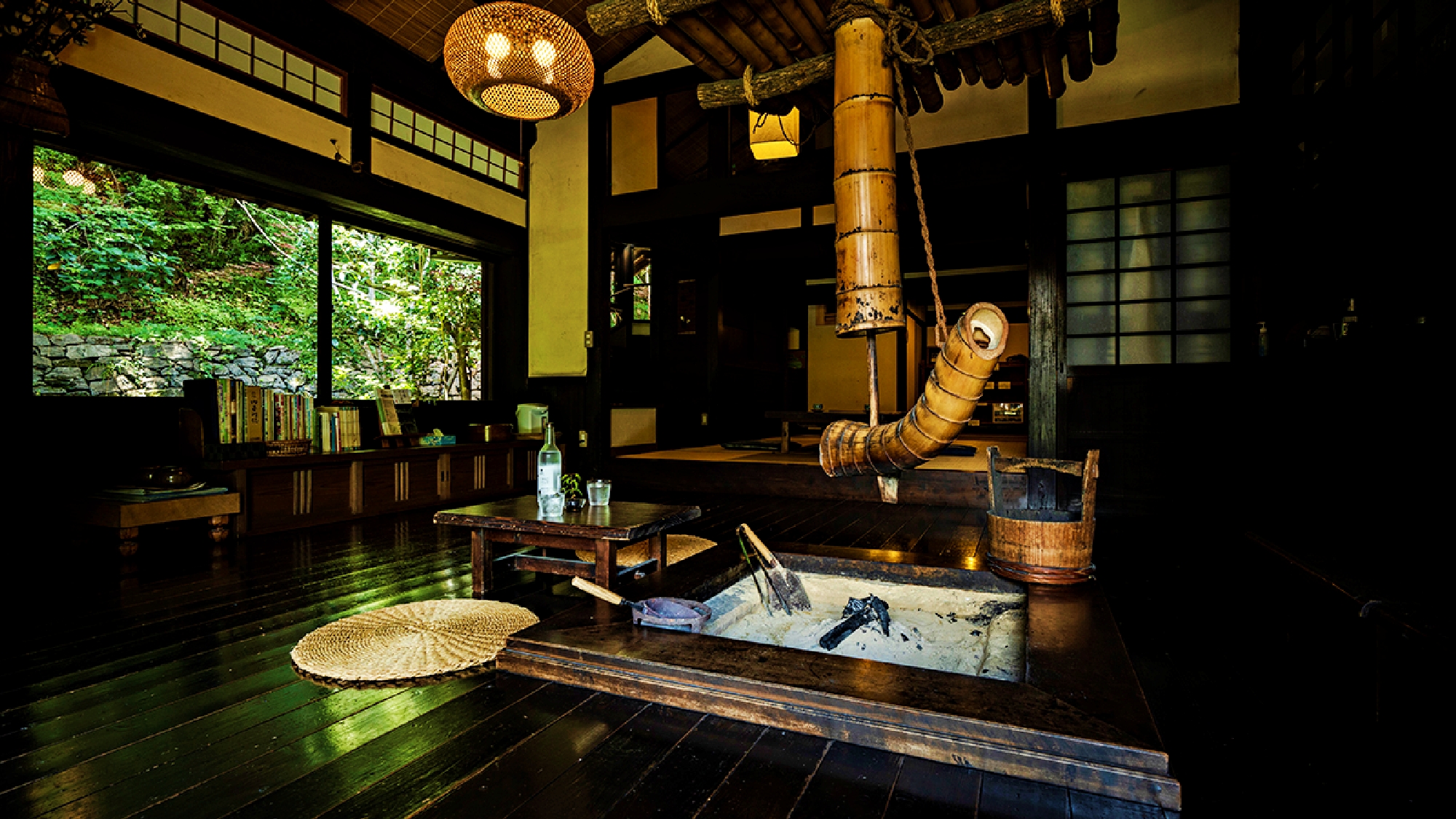 *囲炉裏を見ながらのんびり過ごす