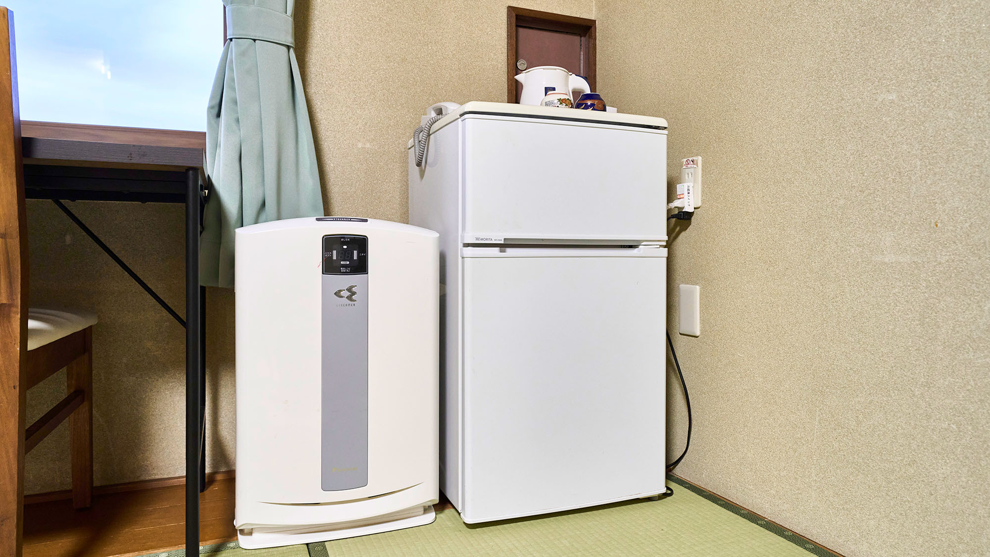 ・【和室B】冷蔵庫や空気清浄機など快適にお過ごしいただくための設備もそろえております