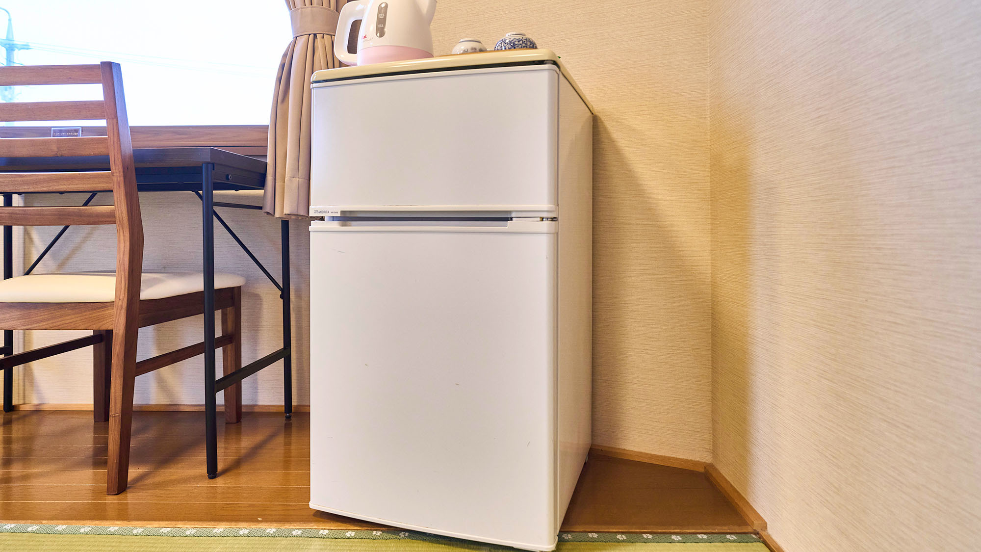 ・【和室A】冷蔵庫や空気清浄機など快適にお過ごしいただくための設備をそろえております