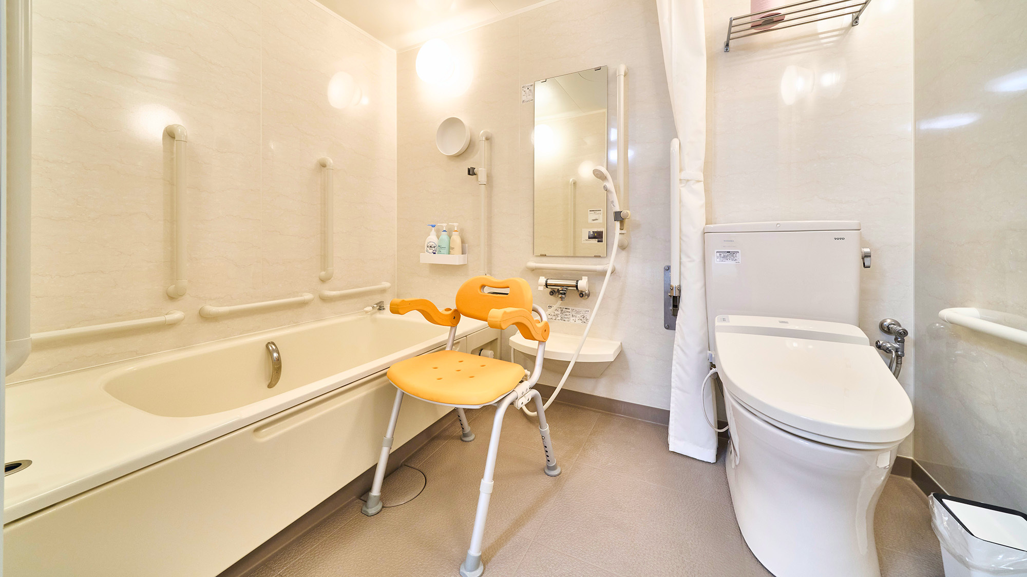・【バリアフリールーム／バス・トイレ】広々としてフラットな床のトイレとお風呂