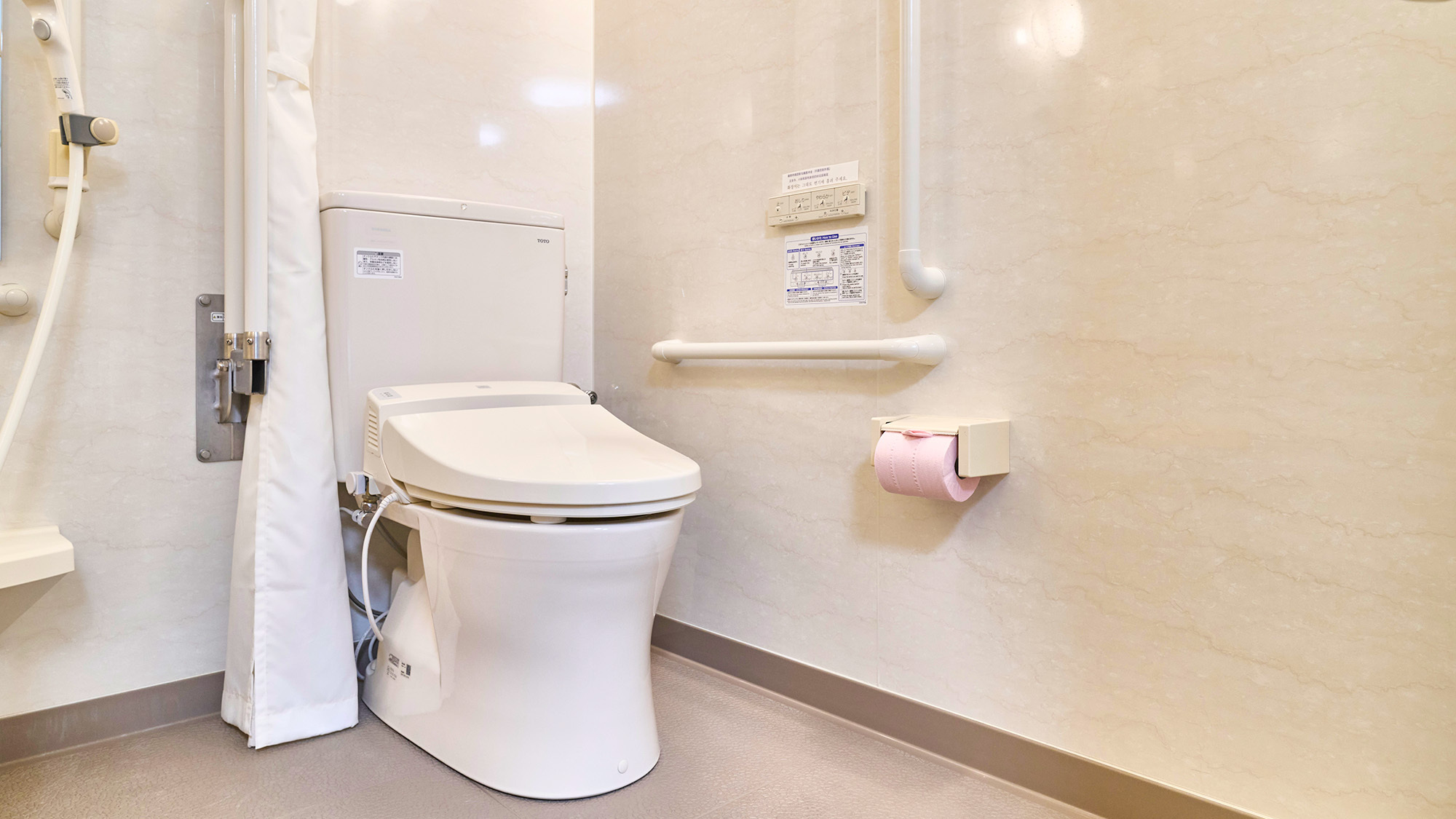 ・【バリアフリールーム／バス・トイレ】手すり付きで安心のトイレ