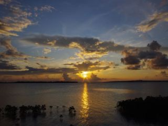 徒歩５分川満漁港の夕日２