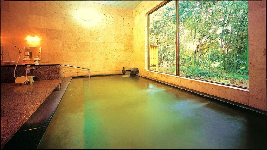 ＜内湯＞　窓の外には緑が一杯　温泉に浸かりながら楽しめる