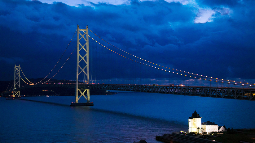 黄昏時の明石海峡大橋。深い青から漆黒へと代わる海と、ライトアップされた雄姿がまた美景