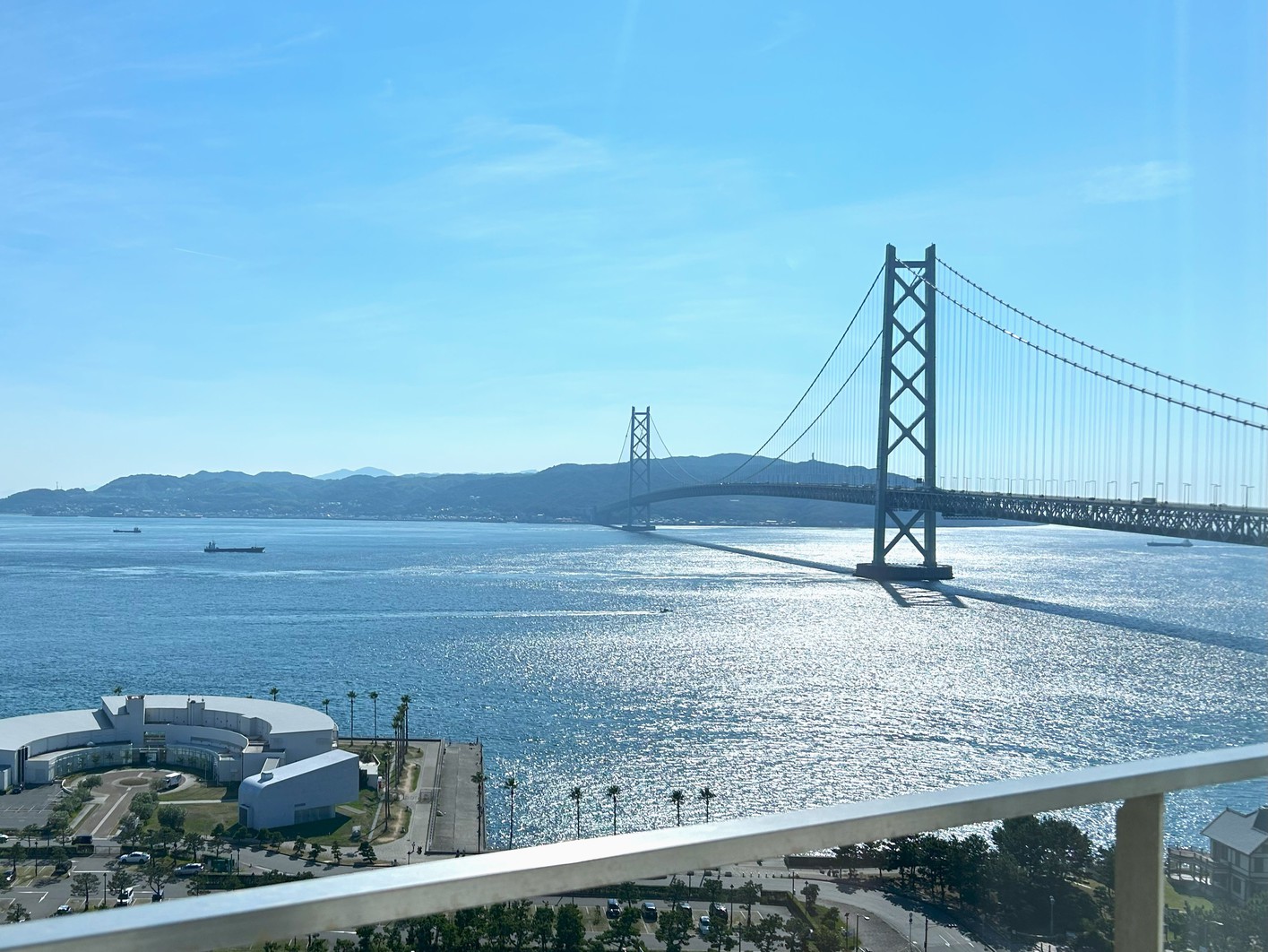 お部屋から眺める明石海峡大橋。広がる空、紺碧の海。一つ一つが目に焼きつくほど感動的。