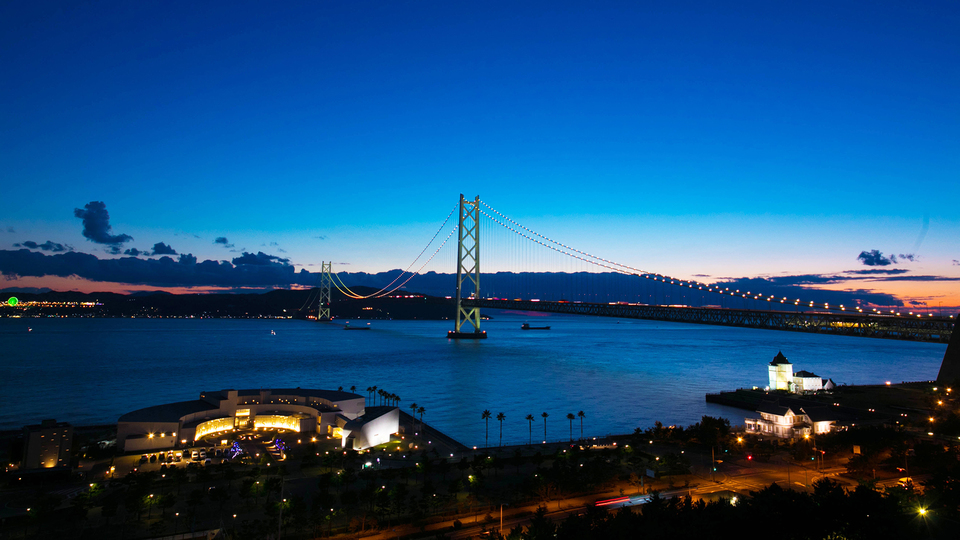 夜はライトアップされる明石海峡大橋。毎時間の0分と30分とで異なる点灯パターンは必見♪