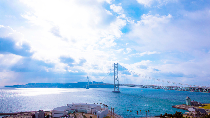 部屋から眺める明石海峡大橋、広がる空、紺碧の海。一つ一つが目に焼きつくほど感動的