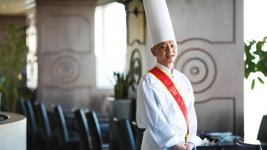 「総料理長の松村です。お客様の『美味しい』のために、食材と向かい合って日々精進しております」