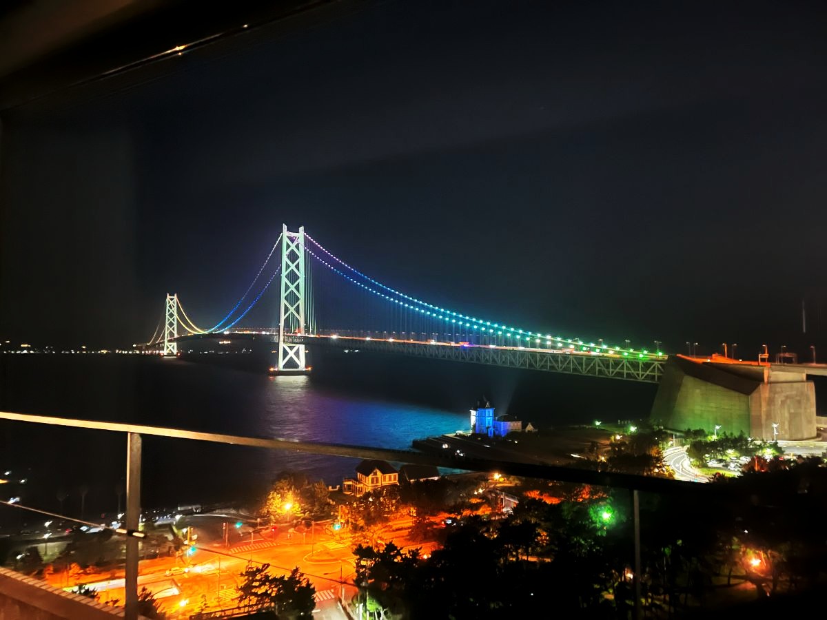 時報ライトアップは5分間レインボーカラーに点灯♪時間によって異なる輝き方になるので変化も楽しい！