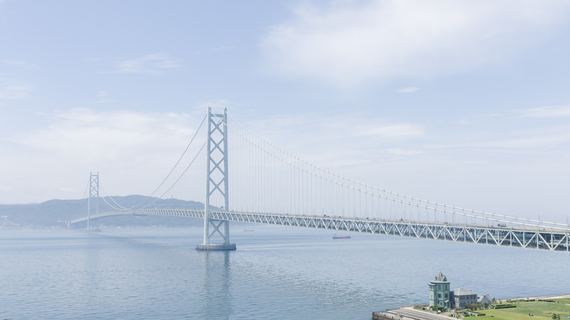 空の青と海の青が美しい朝の明石海峡。ご朝食のあとは、海岸の散策などいかがでしょうか？