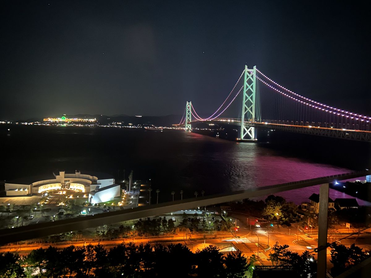 季節ごとに彩を変える明石海峡大橋のライトアップ。お部屋から眺める癒しのひと時。