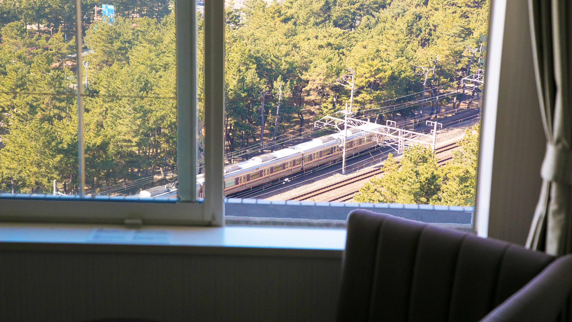 電車が好きなお子様も大喜び♪客室から山陽本線を見下ろすGoodなアングル♪