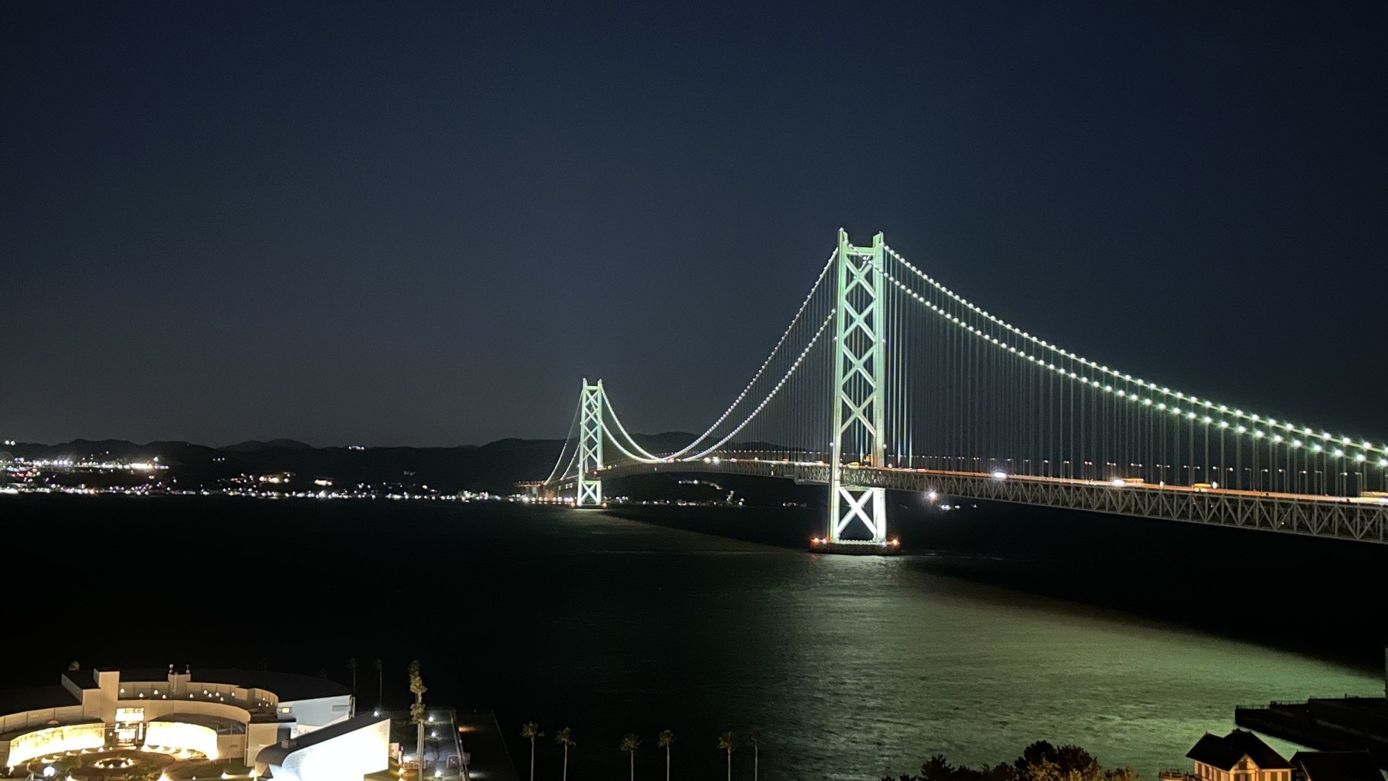 夜には明石海峡大橋を彩る煌びやかなイルミネーションでロマンティックに。