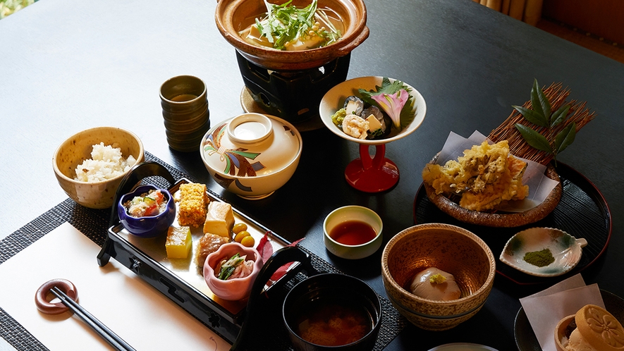 *【ご夕食一例】/季節の旬の食材を活かした伝統と四季折々の豆腐懐石のベーシックなコースです。