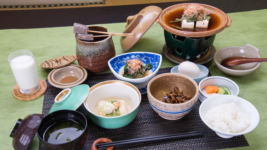 *【ご朝食一例】/大山名産の自家製豆腐を中心に、季節の味覚を盛り込んだ心尽くしの品々。