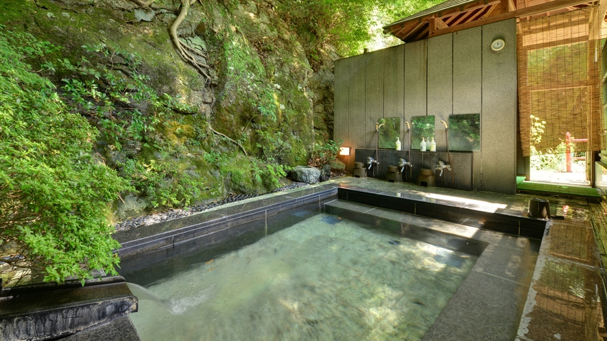 *【露天風呂】/季節ごとに変わる景色を眺めながらのんびりとご入浴いただけます。