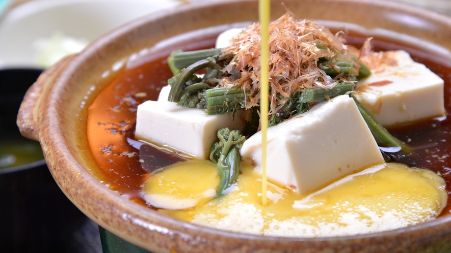 *【ご朝食一例】/大山名産の自家製豆腐を中心に、季節の味覚を盛り込んだ心尽くしの品々。