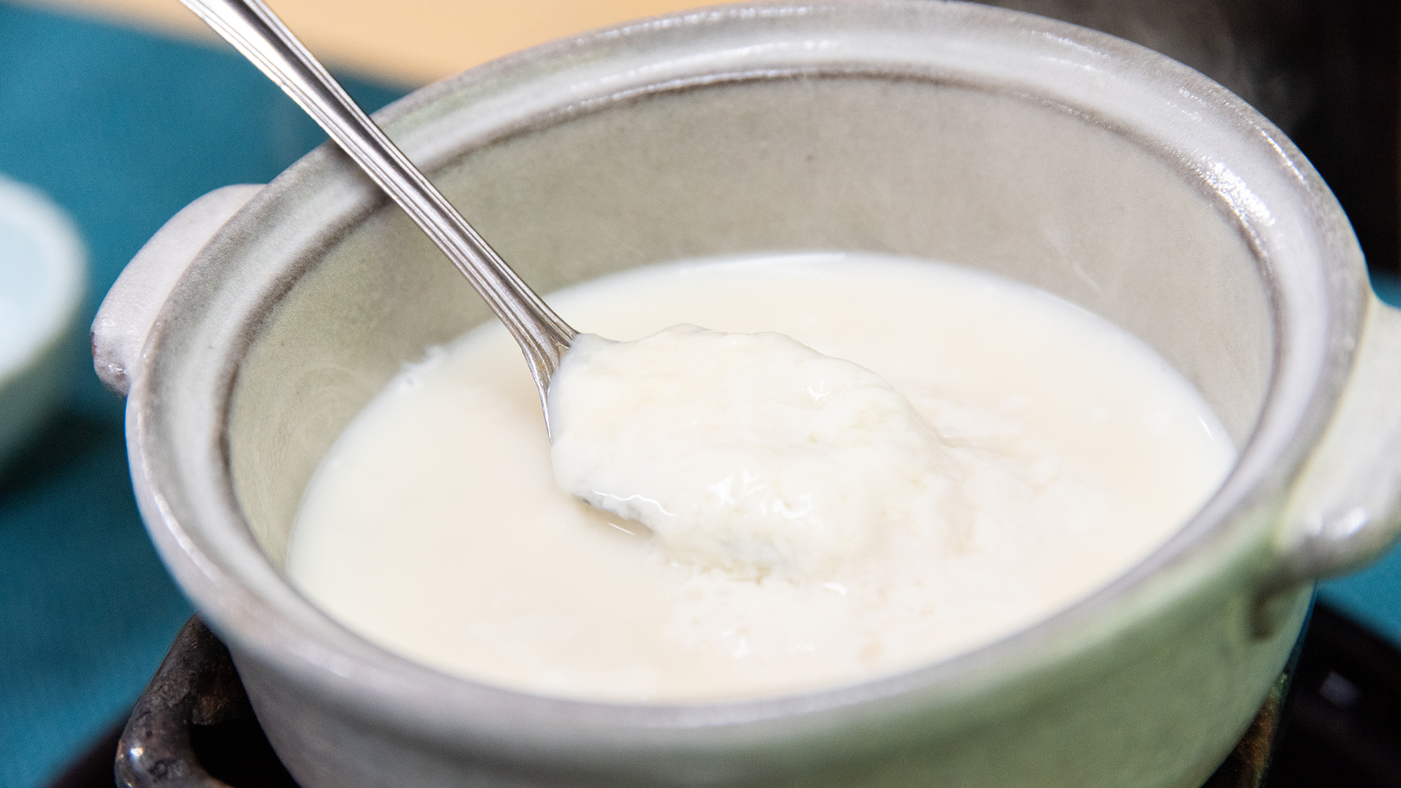 豆腐作り体験⑤／豆乳を鍋に入れ、ゆっくりと温めながらにがりを加えて完成。