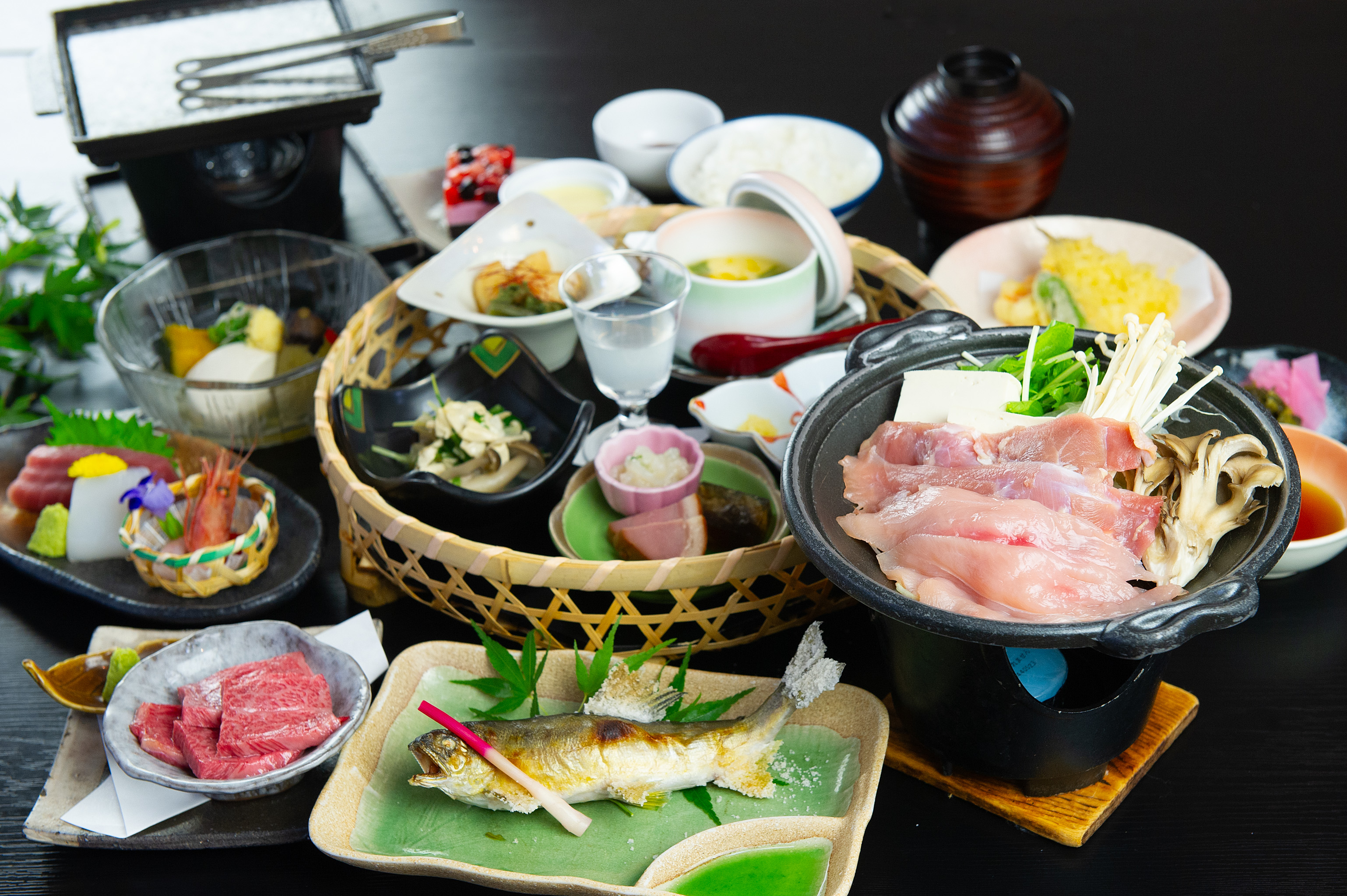 ※奥久慈しゃもすき焼きと常陸牛石焼コース　季節の食材を使用しての会席料理
