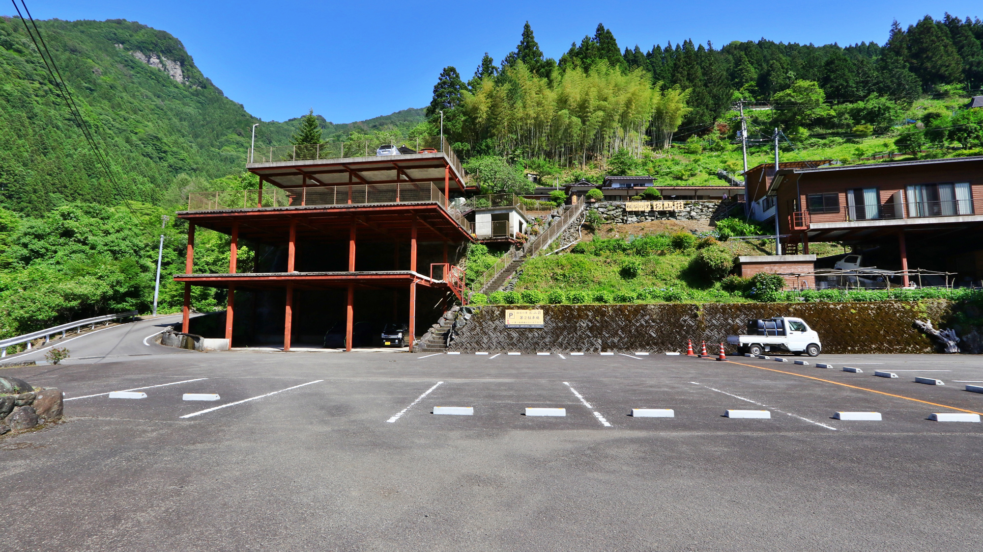 【駐車場】オレンジの線より左側のみ駐車いただけます