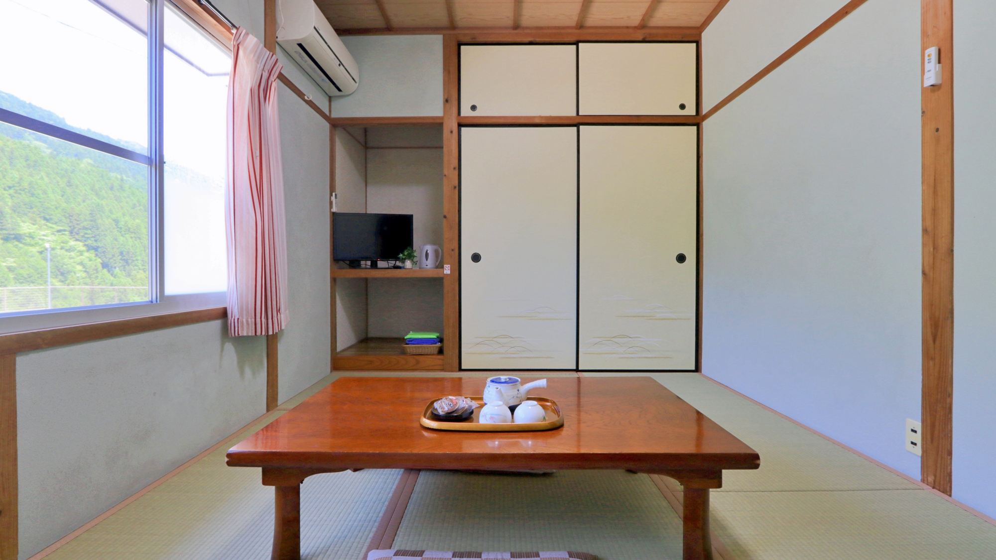 【客室（本館6畳和室）】祖谷渓谷の大自然を眺められるお部屋 