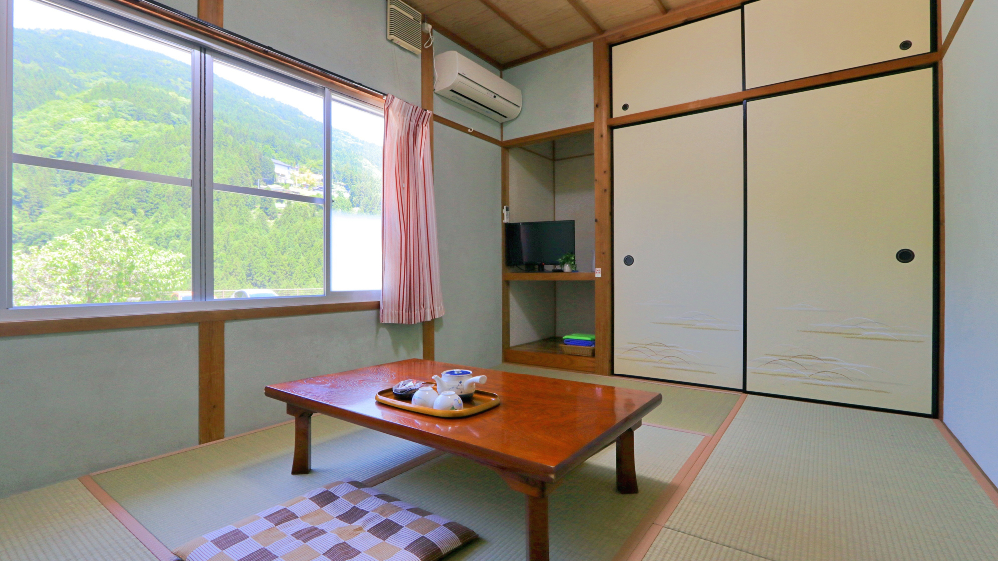 【客室（本館6畳和室）】祖谷渓谷の大自然を眺められるお部屋 