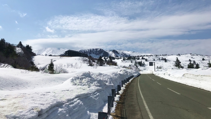 *【周辺】4月～5月期間、当館手前の道路は雪渓が残り自然を通して春の到来を感じられます。