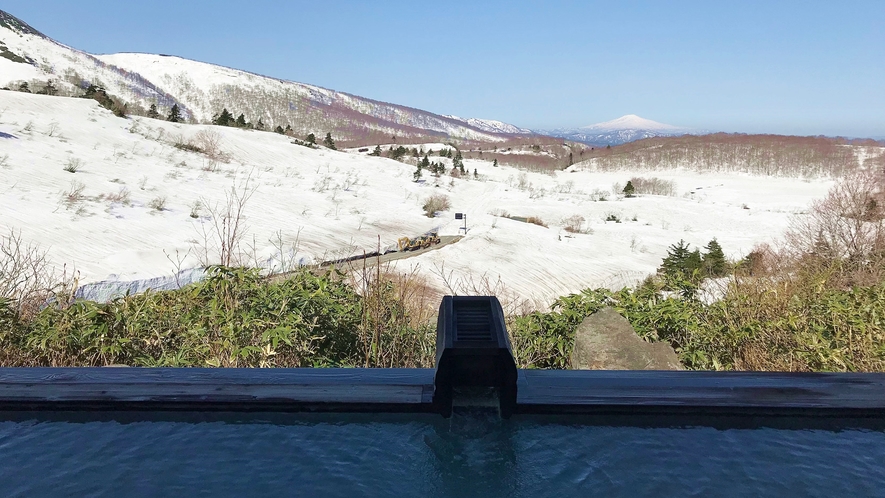*【露天風呂】温泉で寛ぎ、雪渓が残る新緑が美しい栗駒山の春を楽しんでください。