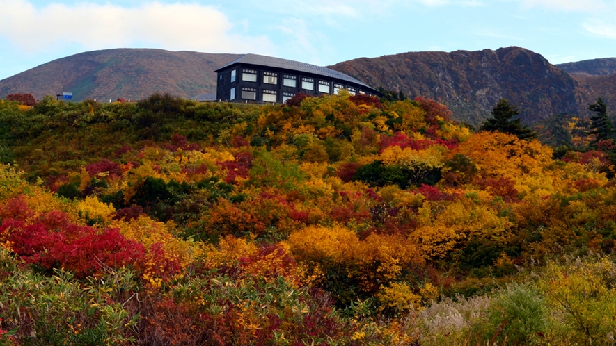 *【外観】「神の絨毯」と称される紅葉が美しい栗駒山に佇む温泉宿でゆっくりお寛ぎください。