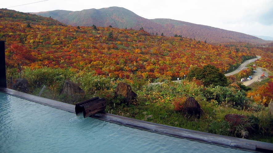 *【露天風呂】パノラマが広がる標高1100ｍの展望露天風呂から眺める秋の栗駒山はまさに絶景。