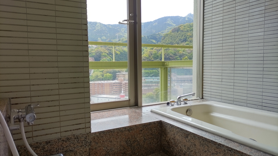 【最上階限定】景観重視なら、コレ一択！山間の絶景ビューバス＆キングサイズのダブルベッドの和洋室ステイ
