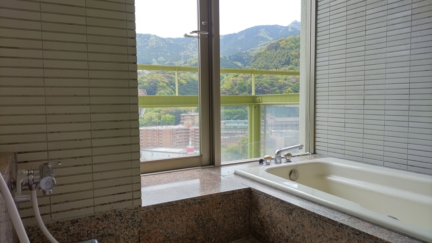 【最上階限定】景観重視なら、コレ一択！山間の絶景ビューバス＆キングサイズのダブルベッドの和洋室ステイ
