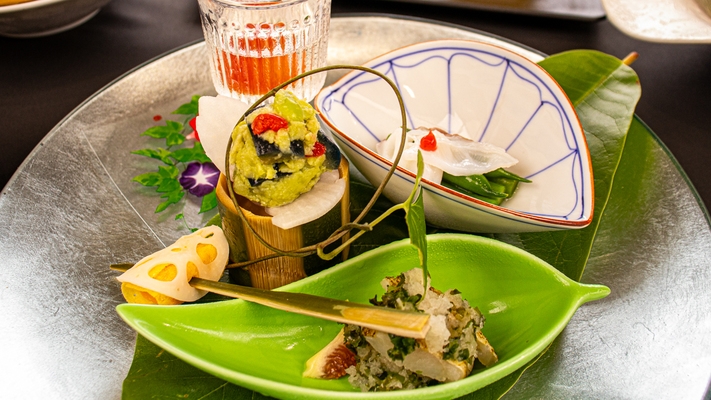 【今だけ無料UPグレード】鮑ワインバター陶板焼き付き和洋折衷会席膳◆お得に味わう夏のごちそう旅◆