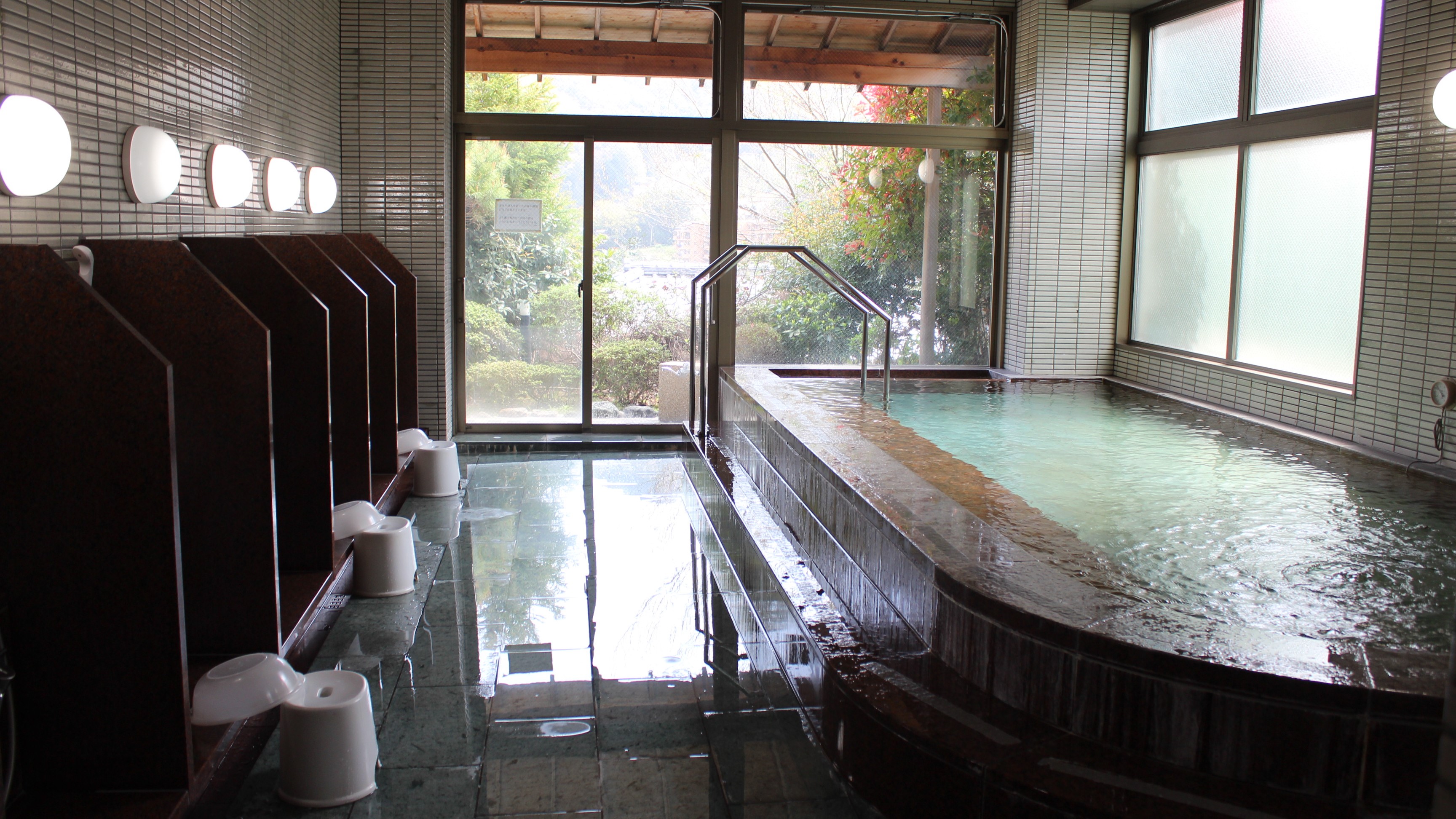 【女性用内風呂】　湯河原温泉は美人の湯としても名高く、赤ちゃんにも優しい温泉です
