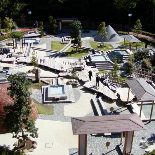 【万葉公園】当館より約１㎞　万葉公園は“日本の歴史公園100選”に選ばれています。入園無料