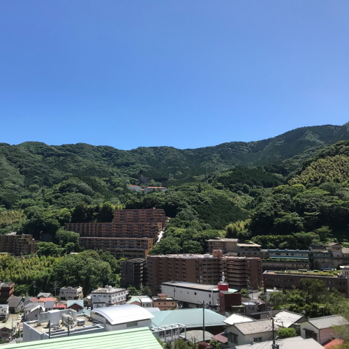 【和洋室、和室10畳からの景色】岩戸山の稜線、リゾートマンション、温泉地などを望みます