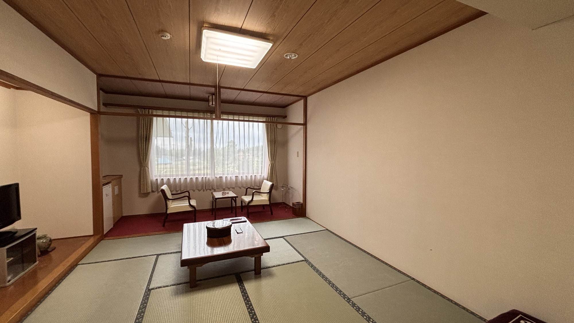 旅の疲れを癒す、素朴で落ち着いた和室