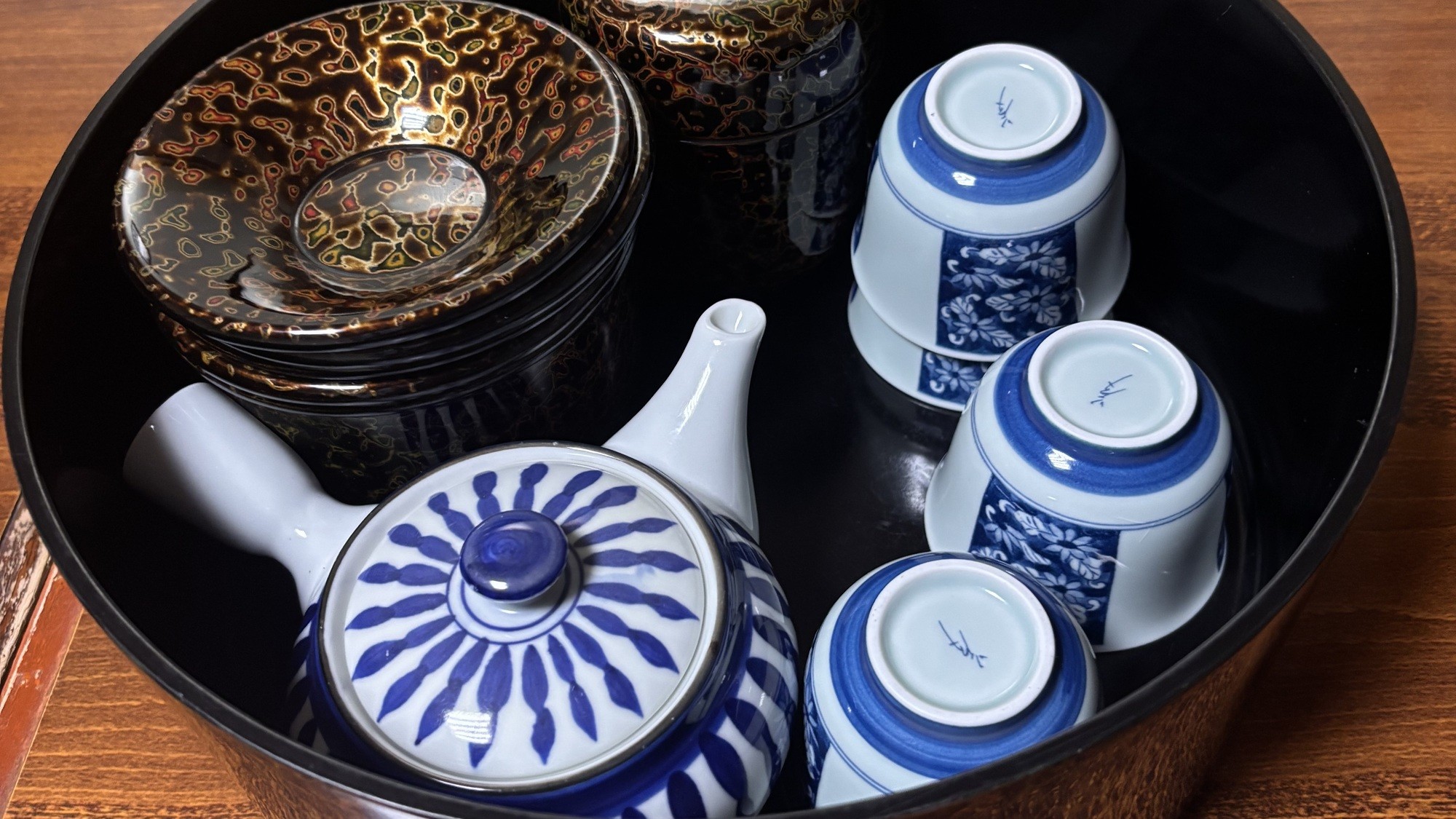 旅のひとときを彩る湯呑みと急須のセット