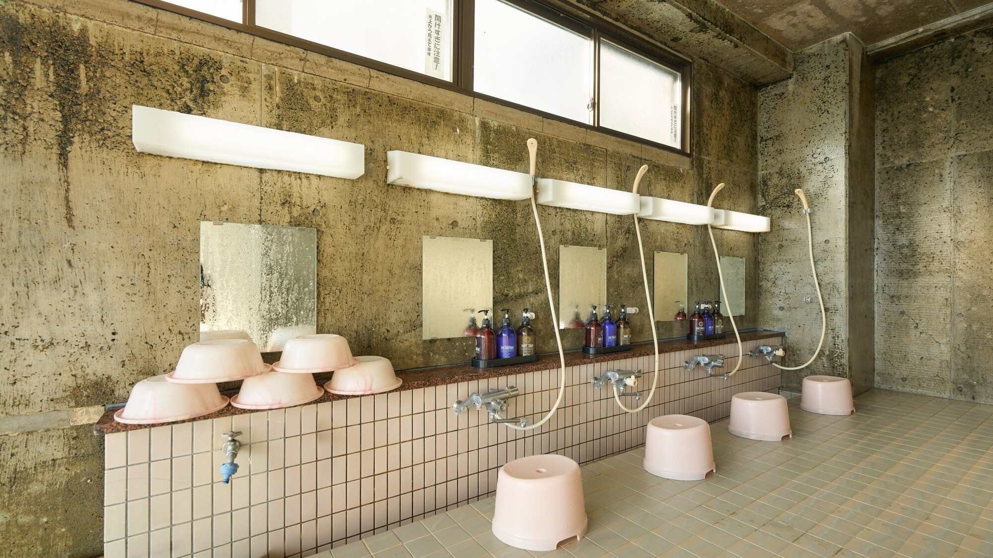 【露天風呂　女湯】洗い場