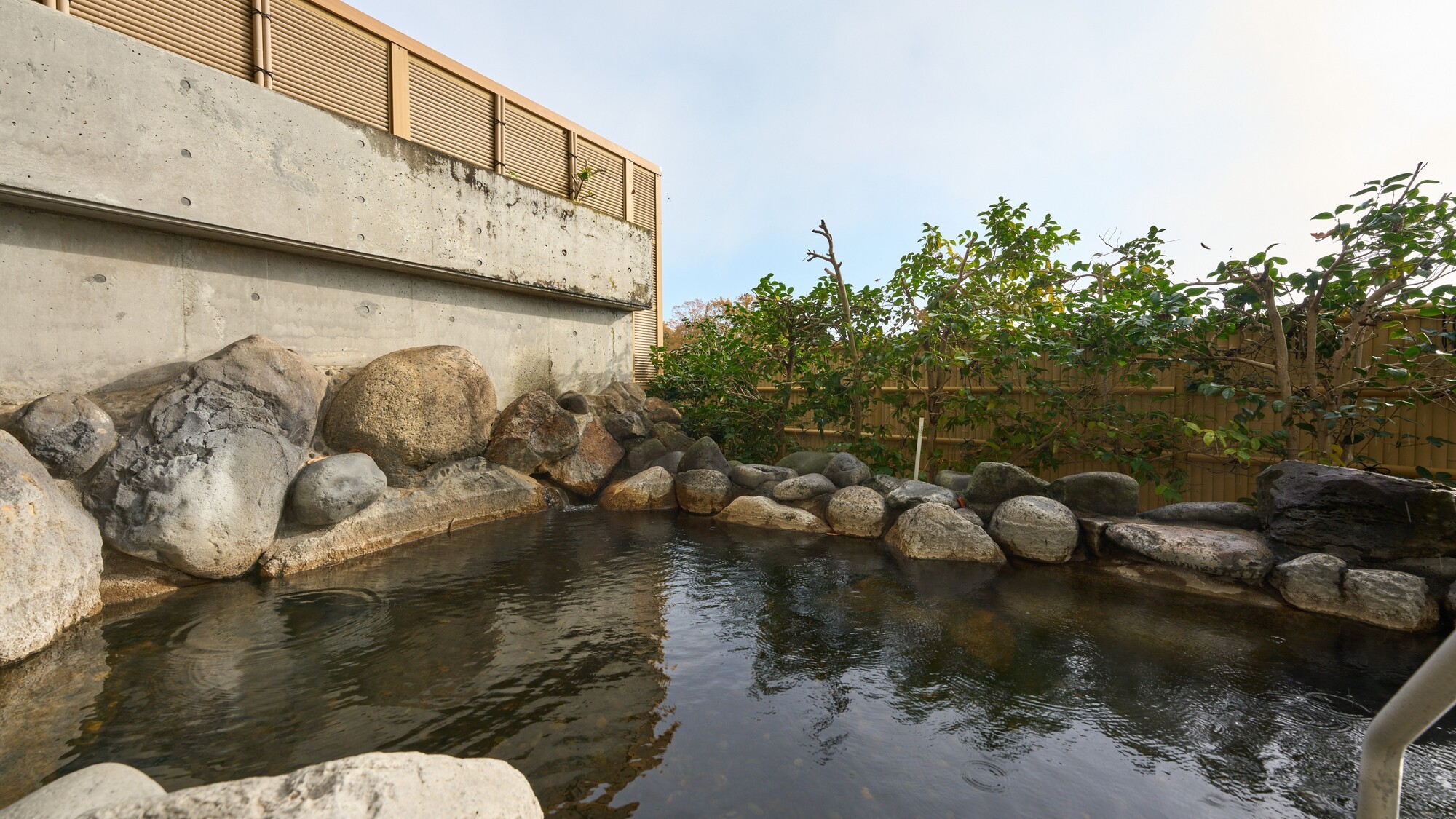 【露天風呂　女湯】地元の方にも好評で、日帰りのお客様も多くいらっしゃいます。