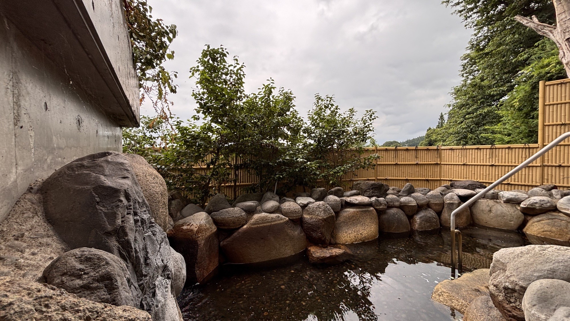 自然に包まれ、心まで解きほぐす露天風呂