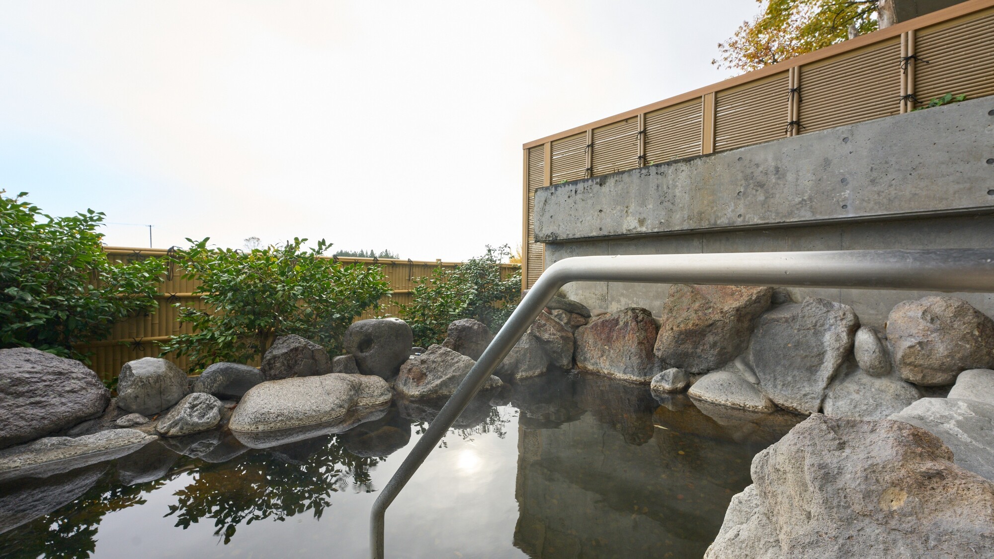 【露天風呂　男湯】野趣溢れる石造りの露天風呂。こちらも湯量がすごい！