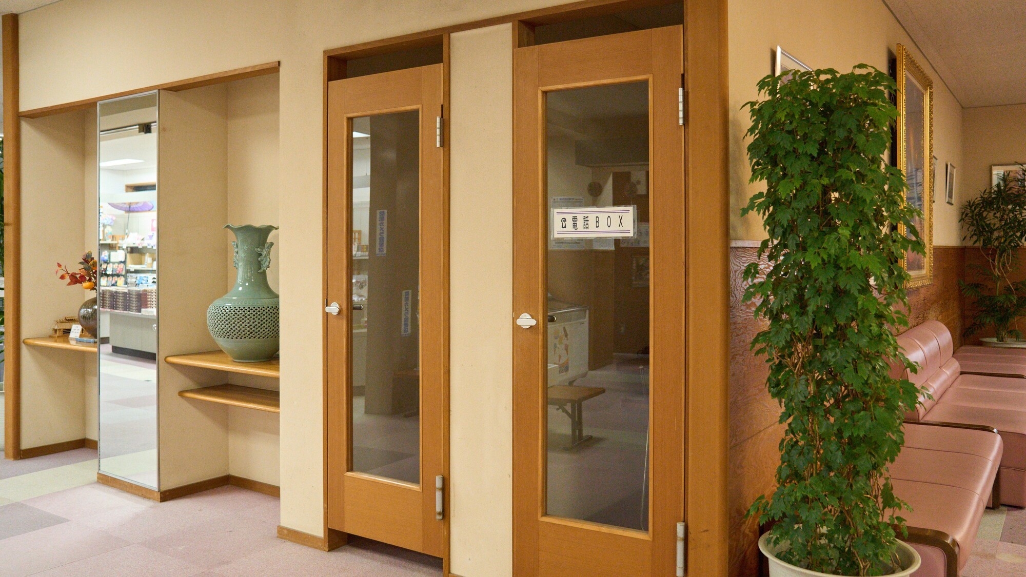 【ロビー】電話ボックス