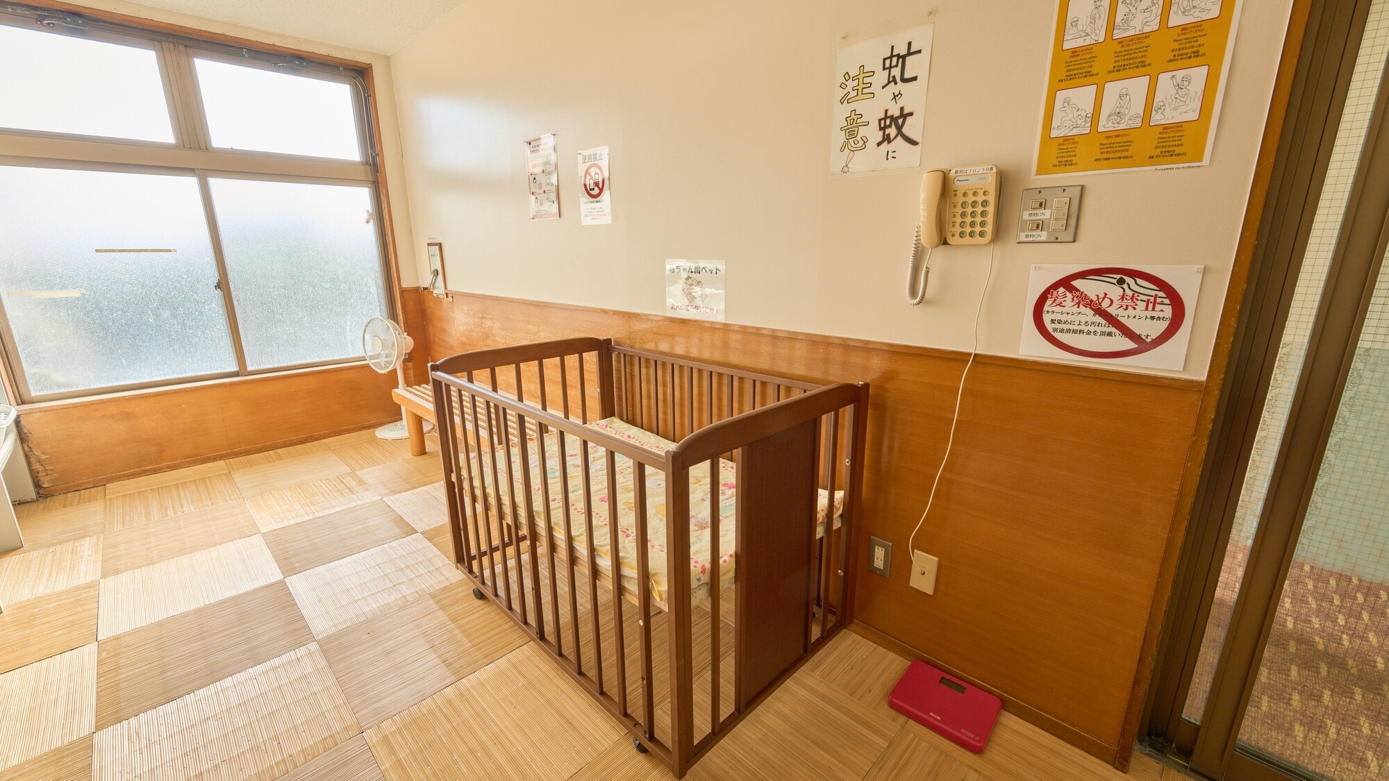 【露天風呂　女湯】脱衣所にベビーベッドがございます。