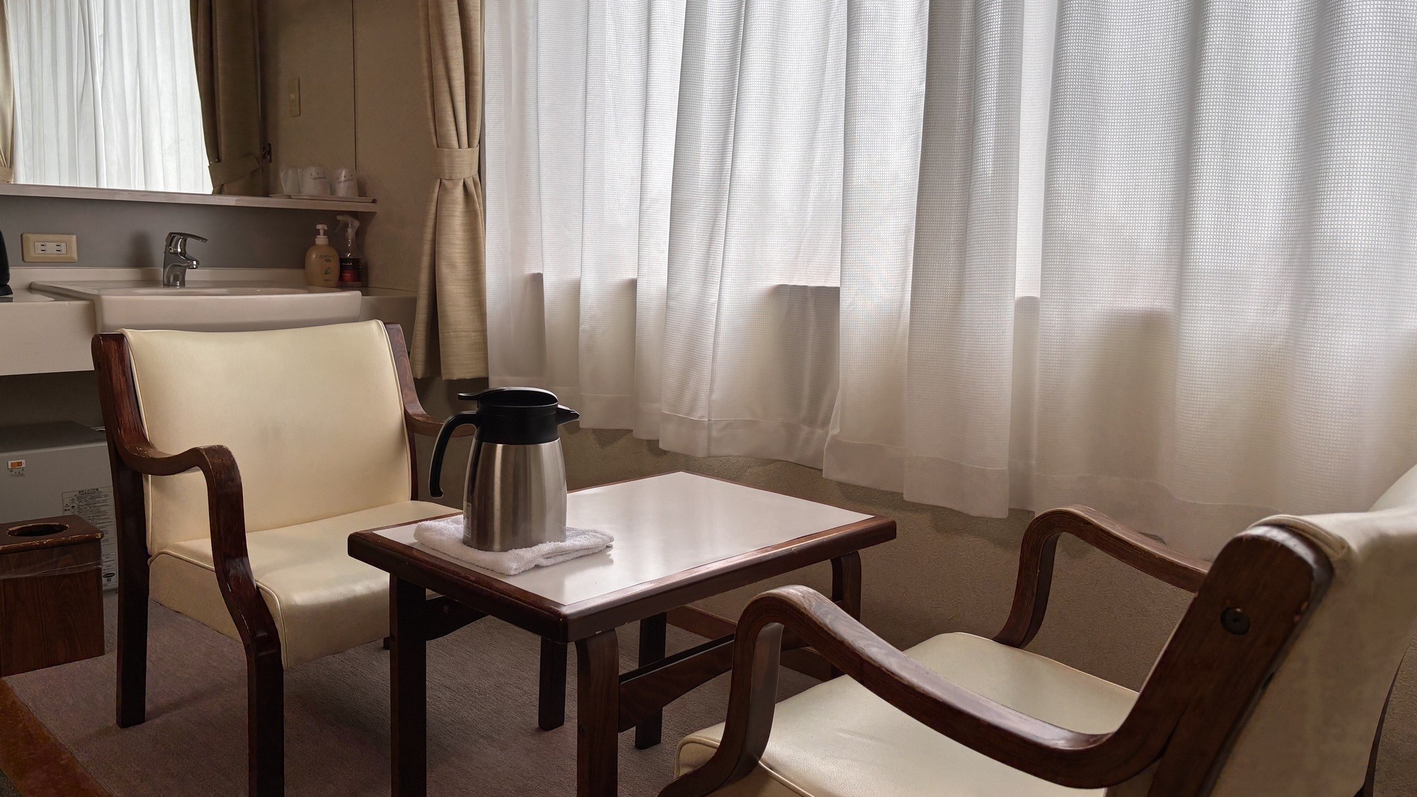 窓辺の椅子に腰かけて、移ろう四季を眺めるひととき